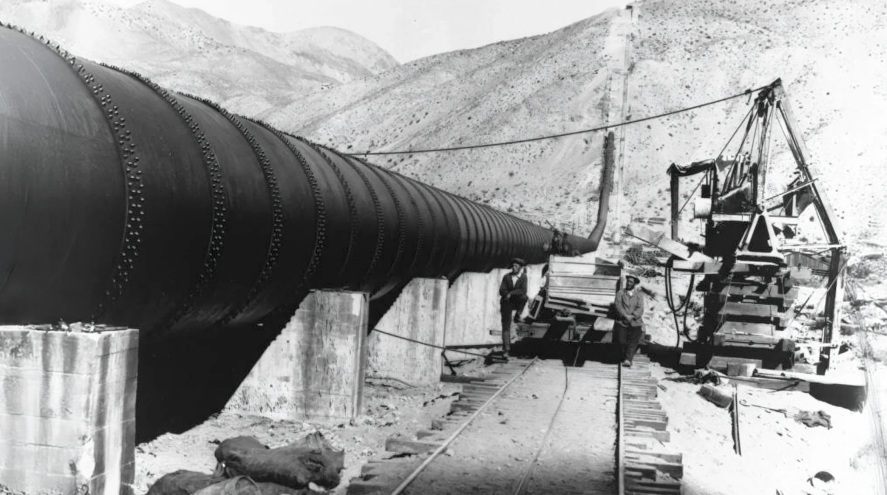 photograph of the construction of a water pipe in 1900