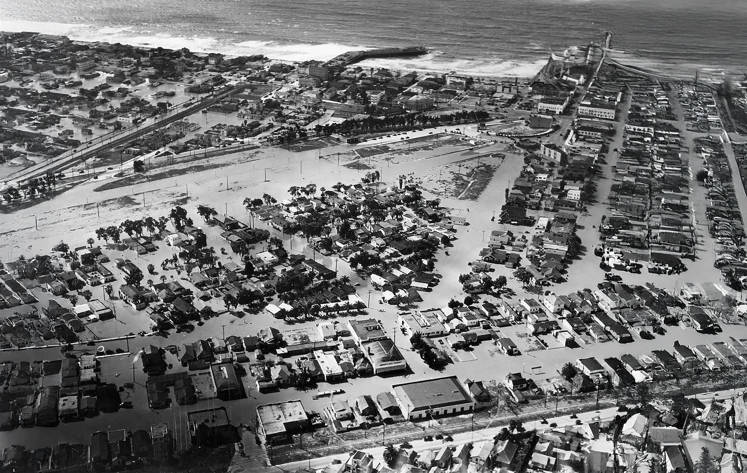 aerial photo of a flood in Los Angeles in 1930